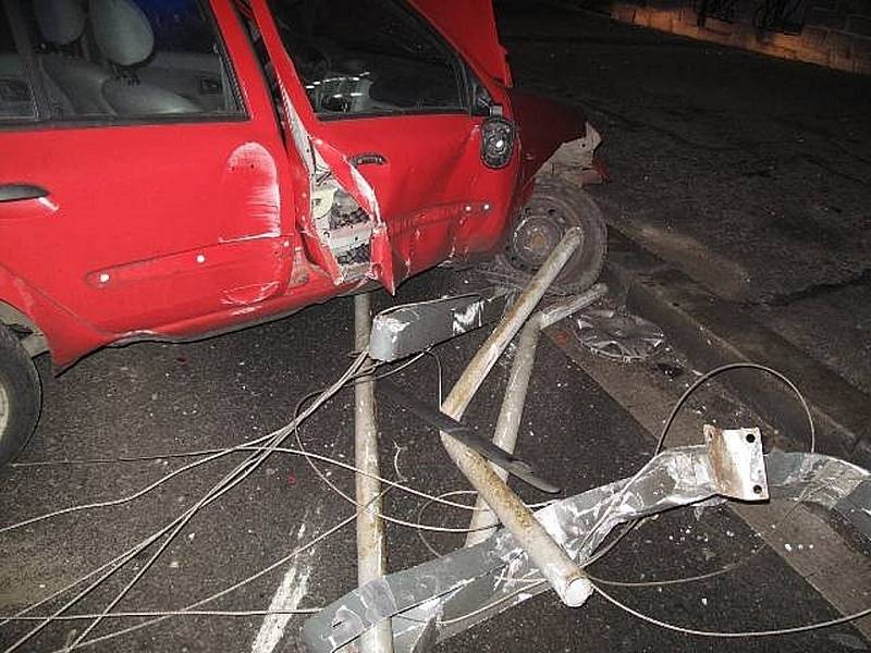 Opilý řidič najel na tramvajovou zastávku