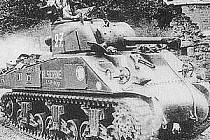 Součástí 3. americké armády byla i 2. francouzská obrněná divize. Snímek zachycuje Francouze s tankem M4 Sherman na cestě z Le Mans do Alencon 9. srpna 1944