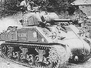 Součástí 3. americké armády byla i 2. francouzská obrněná divize. Snímek zachycuje Francouze s tankem M4 Sherman na cestě z Le Mans do Alencon 9. srpna 1944