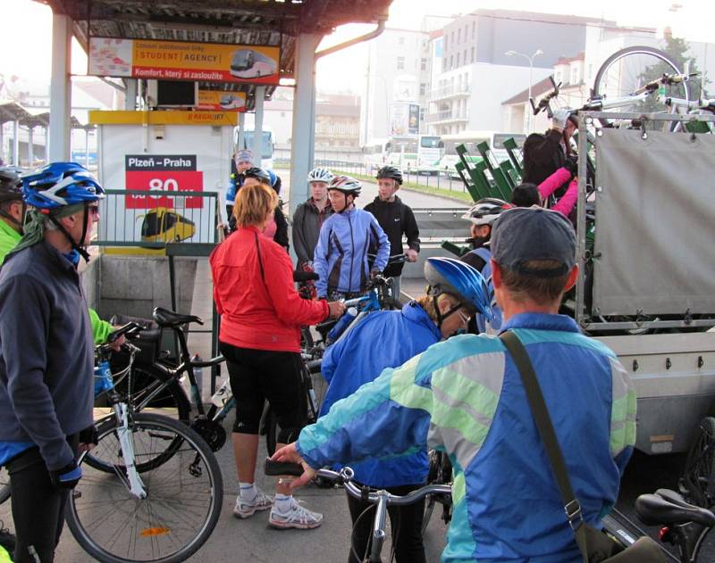 Takový peloton cyklistů se v Brdech  jen tak k vidění nebývá. Jelo nás na šest desítek, cyklisté všech generací včetně dětí.