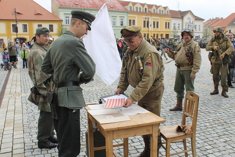 Oslavy? Džípy i kapitulace Němců.