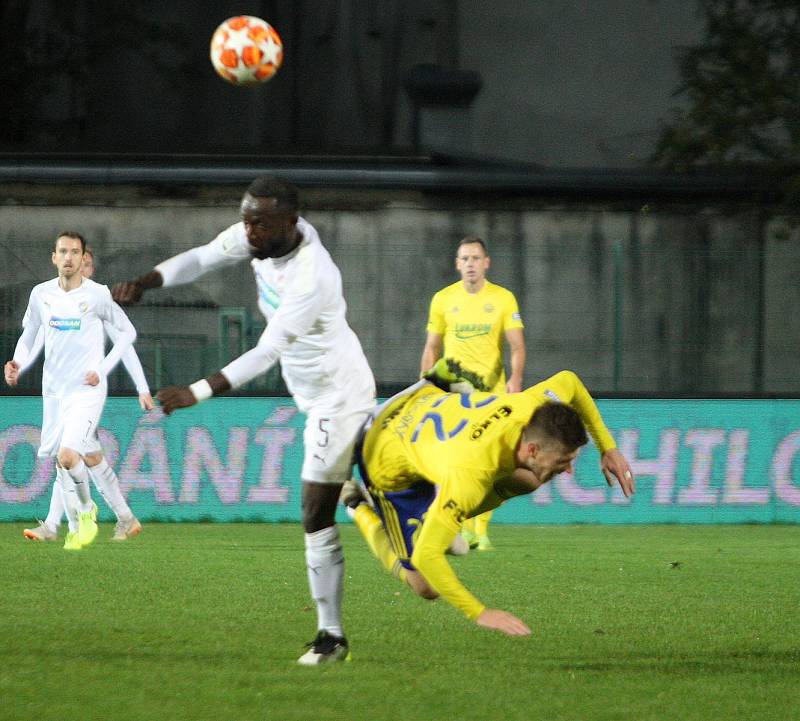 Prvoligoví fotbalisté Fastavu Zlín (ve žlutém) v pondělní dohrávce 15. kola FORTUNA:LIGY doma hostili favorizovanou Viktorii Plzeň. Na snímku bartošák, Kayamba