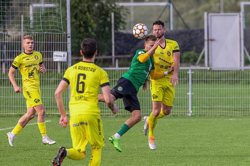 7. kolo FORTUNA ČFL, skupina A: FK ROBSTAV Přeštice (na snímku fotbalisté ve žlutých dresech) - FK Baník Sokolov 0:2.