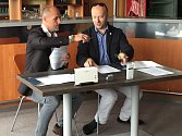 Prodloužení  spolupráce včera stvrdili ředitel společnosti Biotronik Praha Petr Větrovský  (vpravo) a Martin Straka, generální manažer hokejové Plzně.