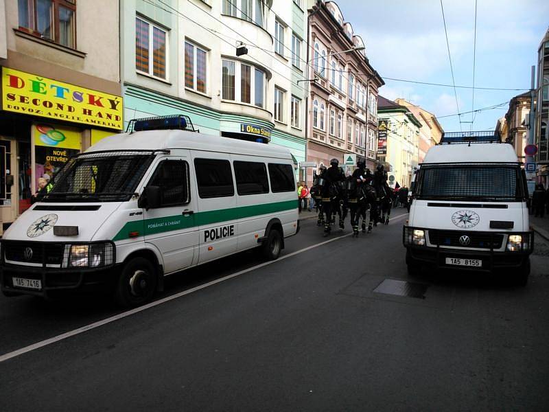 Na pořádek dohlížejí policisté.