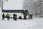 Zima v Plzeňském kraji v roce 2019. Uvízlý autobus nedaleko Zelené Lhoty na Šumavě.