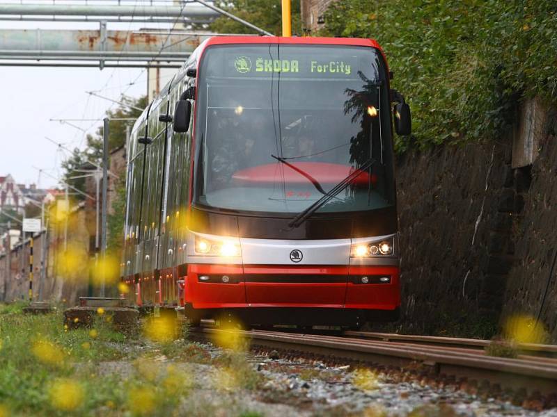 Tramvaj For City pro Prahu ve středu v Plzni pokřtil pražský primátor Pavel Bém