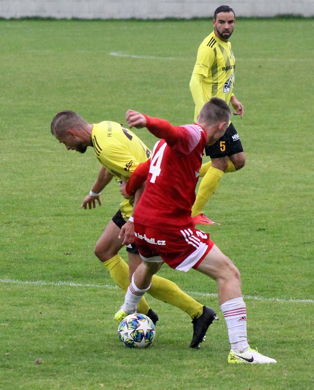 Kryštof Bílik (červený dres - číslo 24) v zápase proti Přešticím.