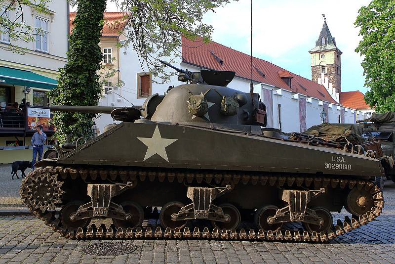 Slavnosti Svobody v Plzni – dobové vojenské kempy a ležení US Army. Ukázka výstroje a výzbroje, historická vojenská technika, tank Sherman, legendární Jeepy a Dodge nebo třeba stíhačka Spitfire v barvách 312. československé stíhací perutě RAF.