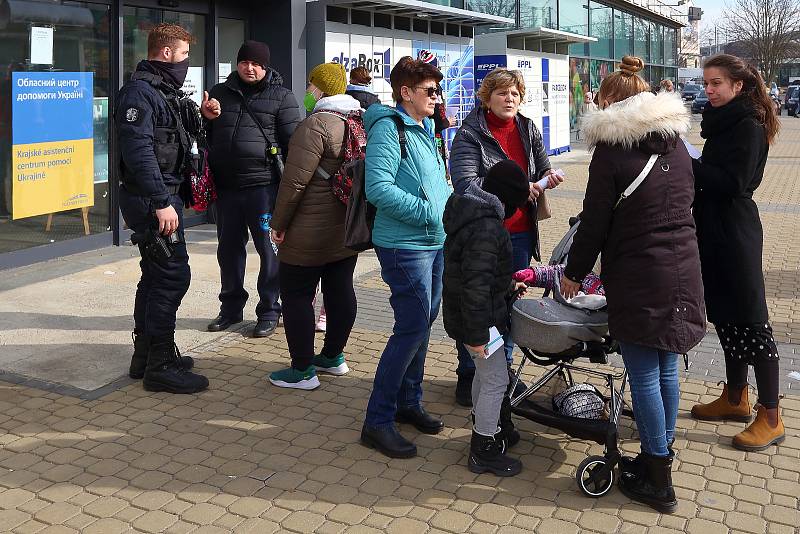 Ukrajinští uprchlíci v Krajském asistenčním centru pomoci Ukrajině v bývalém obchodním centru Prior na Americké třídě. Občané Ukrajiny si zde mohou vyřídit doklady potřebné k udělení víza, sjednat zdravotní pojištění nebo si zajistit ubytování.