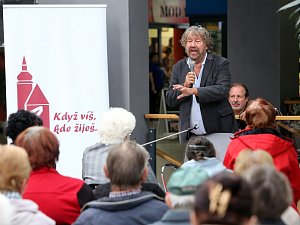 Režisér Zdeněk Troška vystoupil na Dnu seniorů v OC Centrum v Plzni na Doubravce