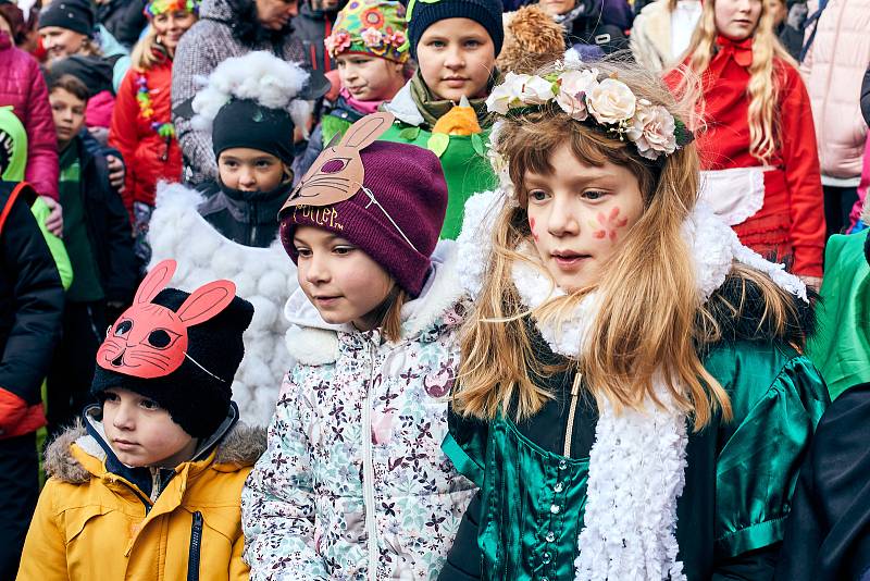 Vyhánění zimy v plzeňské ZOO. Velký průvod masek se vydal ze sídliště Vinice na statek Lüftnerka, kde se odehrály ukázky některých starých lidových zvyků spojených s předjařím, a po té pokračoval Kilometrovkou až před radnici na náměstí Republiky.