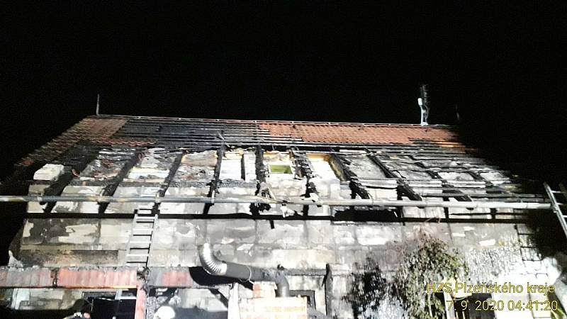 Požár pergoly a krovu rodinného domu v Čeminech.