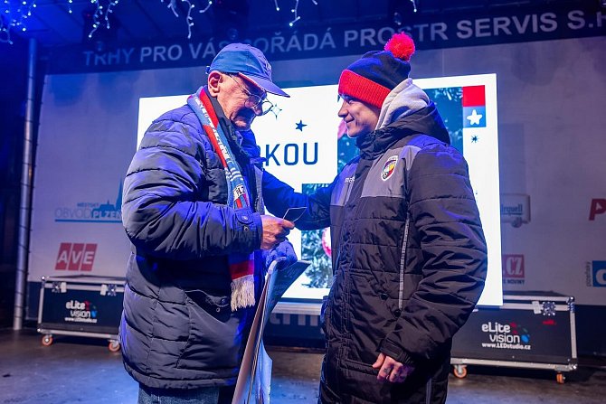 Fotablista Jan Sýkora obdaroval v rámci akce Ježíškova vnoučata sedmdesátiletého Františka, velkého fanouška plzeňské Viktorie.