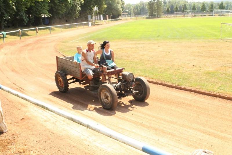 Stodem burácely stařičké mopedy Stadion