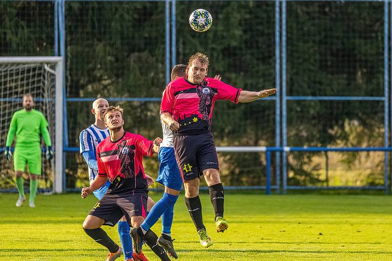 Fotbalisté FK Okula Nýrsko (na archivním snímku hráči v modrobílých dresech) jedou do Chlumčan, Nepomuk (růžové dresy) čeká konfrontace s Chrástem u Plzně.