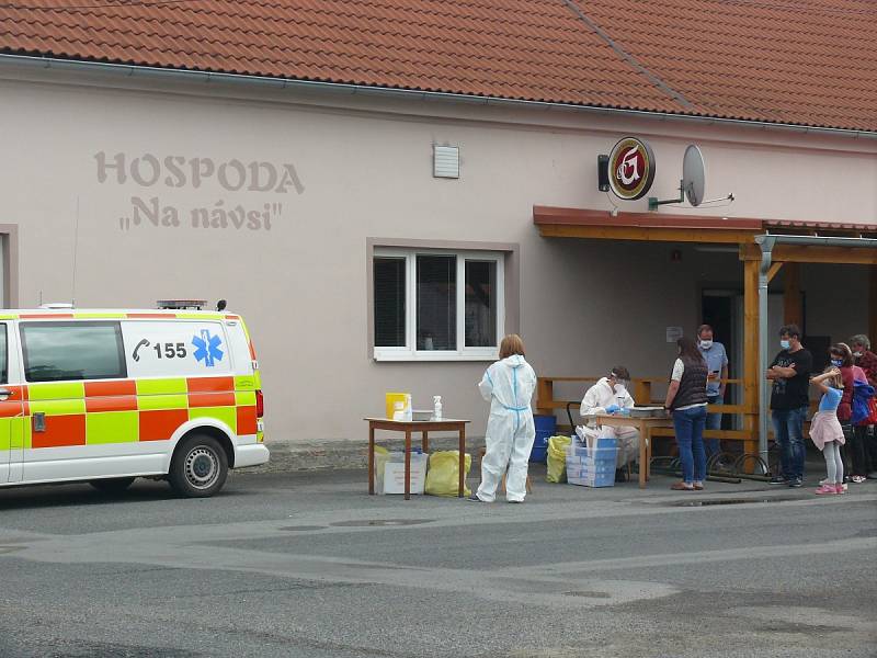 Plošné testování obyvatel Nové Vsi na jižním Plzeňsku na COVID-19.