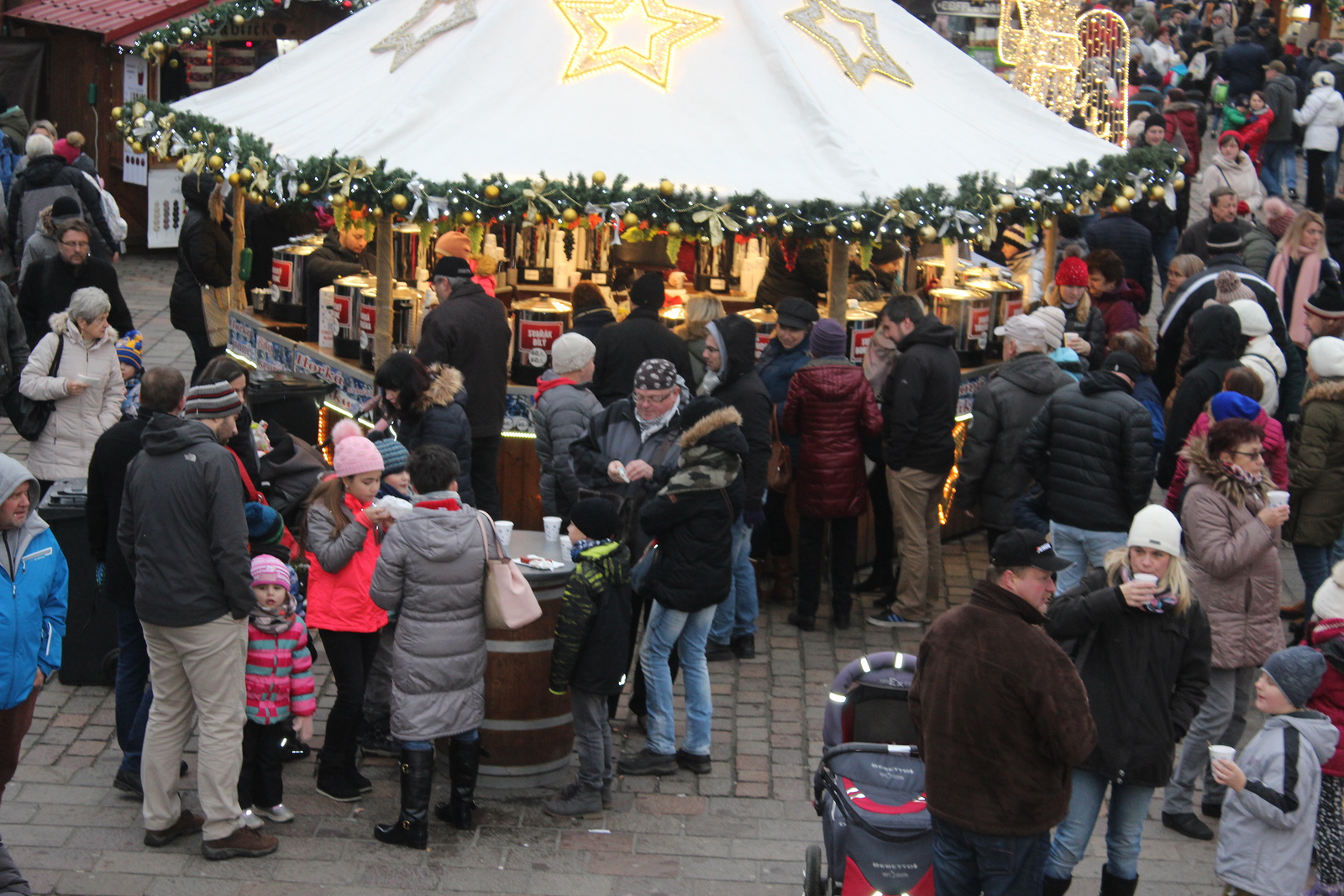 FOTOGALERIE: Vánoční trhy jsou v Plzni místem setkávání - Plzeňský deník