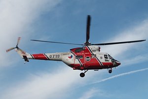 Vážně zraněnou ženu dopravil do nemocnice záchranářský vrtulník. Ilustrační foto.