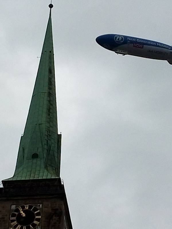 Fotografie průletu vzducholodi ZF Zeppelin od čtenářů Deníku.