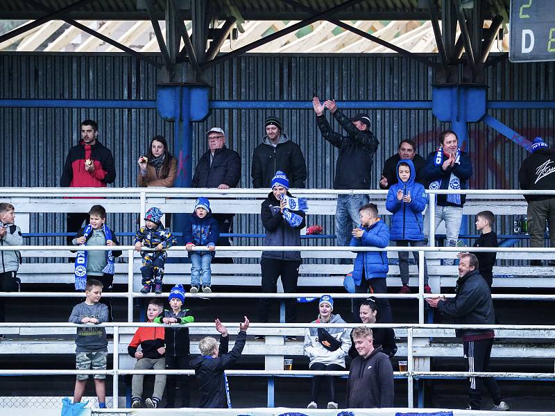 14. kolo krajského přeboru: FK Okula Nýrsko (na snímku hráči v modrobílých dresech) - TJ Zruč 4:0.