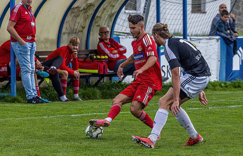 8. kolo FORTUNA divize A: SK Klatovy 1898 (na snímku fotbalisté v červených dresech) - SK Petřín Plzeň 0:1 (0:0).