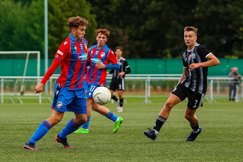 9. kolo ČLD U19: FC Viktoria Plzeň U19 B (na snímku fotbalisté v červenomodrých dresech) - SK Dynamo České Budějovice U19 B 3:0 (1:0).