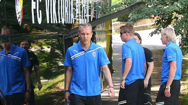 Fotbalisté FC Viktorie Plzeň Daniel Kolář, David Limberský a František Rajtoral (zleva) kontrolují uložení zavazadel před odjezdem na herní soustředění do rakouského Westendorfu