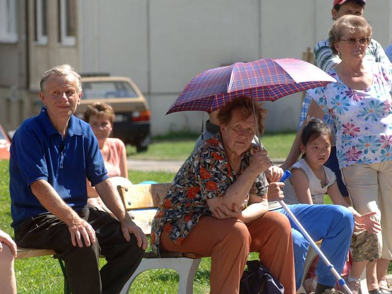 Když se lidem špatně hledá stín, nezbývá nic jiného, než si nosit svůj vlastní. Obyčejný deštník jim poslouží stejně dobře jako lavička v parku. Náš snímek pochází ze Stoda