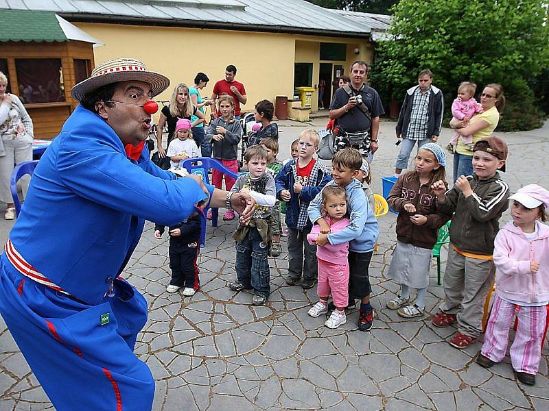 Klaun Áli přivítal s dětmi o víkendu v plzeňské zoologické zahradě prázdniny.