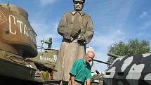 Pod sochou tyrana. V soukromém Air parku na kraji Zruče postává i obří socha Stalina. Pod ním se nechal zvěčnit dědeček s vnukem Kubíkem