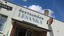 Lesanka. Před příjezdem k cyklostezce se zastavím ještě v třemošenské restauraci