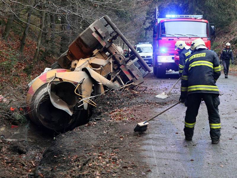 Domíchávač betonu skončil v příkopu, řidič byl v kabině zaklíněný několik hodin