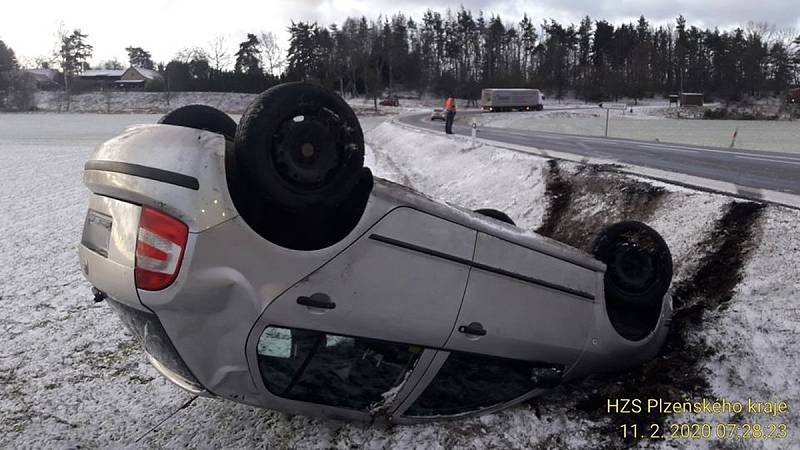 Havárie osobního auta u Korytného rybníka u Oselců