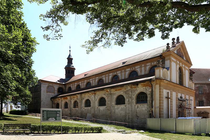 Románský portál, na němž restaurátoři odkryli vzácný labyrint, pochází z 50. až 60. let 12. století. Zdobí jej dva kříže a dvě rostliny, které mají symbolizovat pozemský a věčný život.