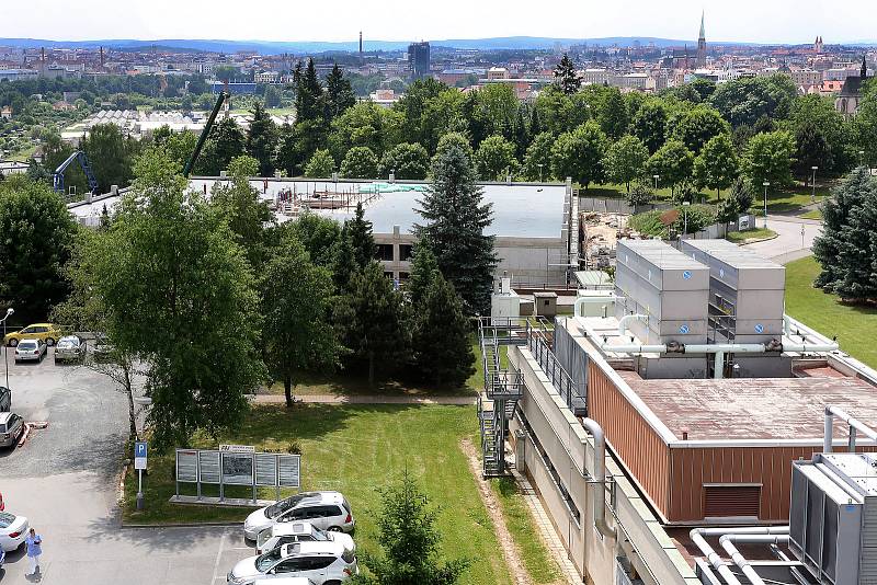 Stavba parkovacího domu ve Fakultní nemocnici na Lochotíně.