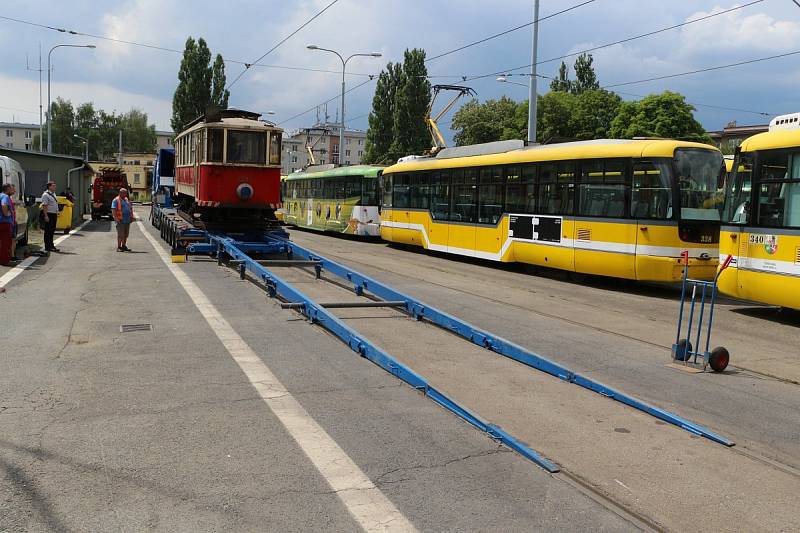 Plzeňské městské dopravní podniky získaly historickou tramvaj Ringhoffer