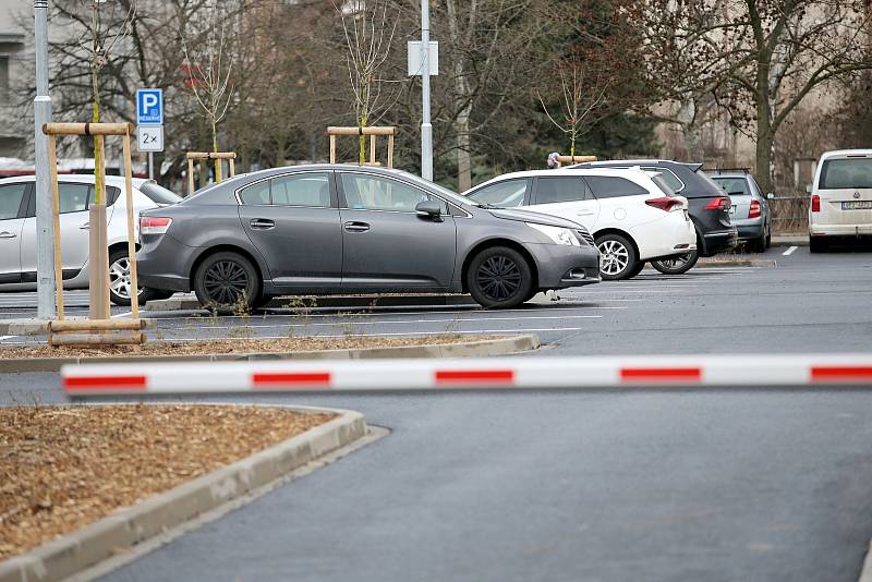 Parkoviště, vzniklé rekonstrukcí stávající odstavné plochy u autobusového nádraží na náměstí Emila Škody v Plzni, je od  1. února zpoplatněné. Jde o druhé P+R parkoviště ve městě, kde parkovací lístek slouží jako jízdenka do MHD.