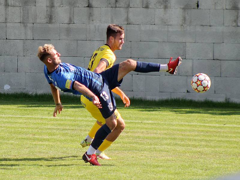 Fotbalisté FK ROBSTAV Přeštice (na snímku hráči ve žlutých dresech z podzimního utkání proti Domažlicím).