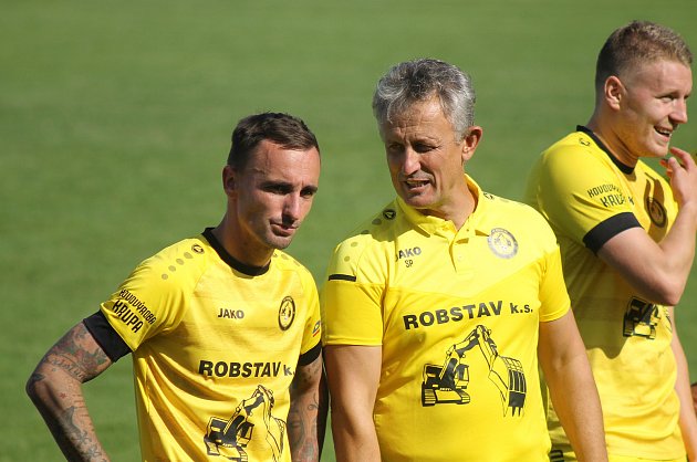 Fotbalisté FK ROBSTAV Přeštice (na snímku hráči ve žlutých dresech z podzimního utkání proti Domažlicím).