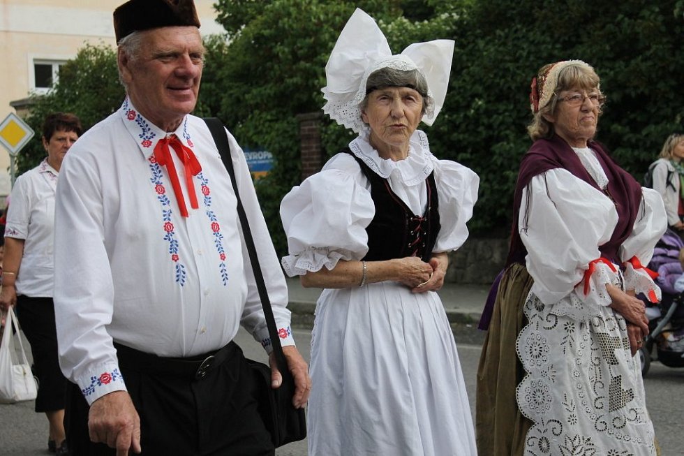 Plzeňský deník | JAKO TEHDY. Slavnostní průvod v dobových kostýmech,  krojích a s lidovou hudbou prochází Starým Plzen | fotogalerie