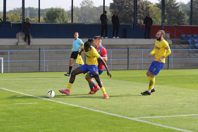 Fotbalisté FC Viktoria Plzeň B (na archivním snímku fotbalisté v červenomodrých dresech) vyhráli v Českých Budějovicích s béčkem SK Dynamo 3:0 a vyšvihli se na první místo ČFL.