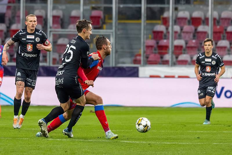 Fotbalisté Viktorie Plzeň podlehli na úvod ligového jara doma nečekaně Hradci Králové 1:2.