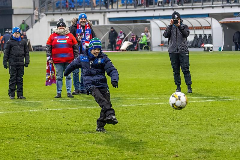 Fotbalisté Viktorie Plzeň podlehli na úvod ligového jara doma nečekaně Hradci Králové 1:2.