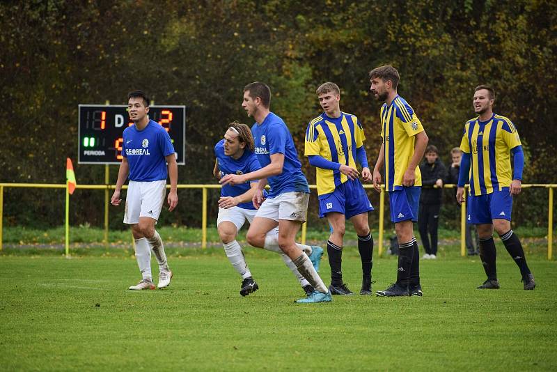 11. kolo krajské I. A třídy: TJ Sokol Kralovice - FK Bohemia Kaznějov (na snímku fotbalisté v modrých dresech) 4:3 (0:2).