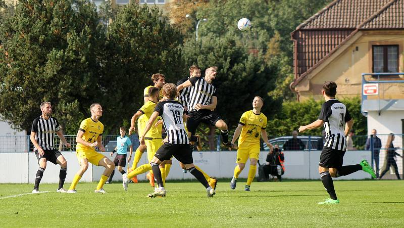 8. kolo FORTUNA ČFL, skupina A: FK Admira Praha - FK ROBSTAV Přeštice (na snímku fotbalisté ve žlutých dresech) 1:1 (0:1).