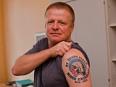 Fanoušek hokejové Škodovky Daniel Vomastek se odhodlal  k  odvážnému tetování. Na rameni má logo klubu