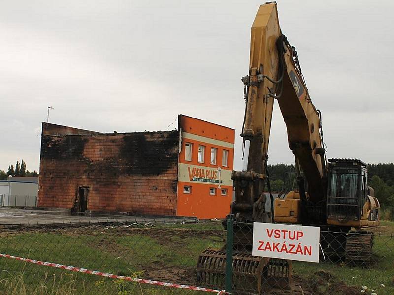 Likvidace následků požáru ve firmě Varia Plus v Plzni-Liticích