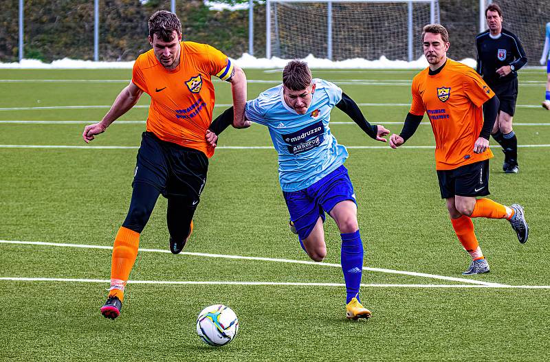 Fotbalisté TJ Měcholupy (na archivním snímku hráči v oranžových dresech) deklasovali rezervu divizního SK Klatovy 1898 (modří) vysoko 8:0.