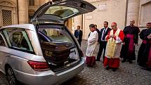 Vyzvednutí ostatků kardinála Josefa Berana v bazilice sv. Petra a Pavla